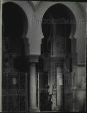 1977 Press Photo Policeman Guards Islamic Center Mosque in Washington